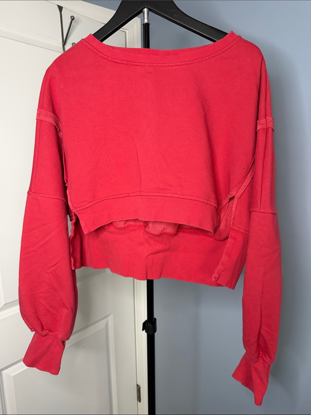 Women's Cropped Long-Sleeve Sweatshirt - Red